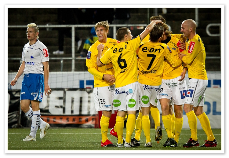 Falkenbergsspelarna jublar efter mål mot Norrköping i superettan 2010.