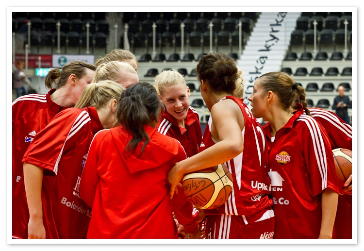 Salléns basketdamer laddar inför matchstart.